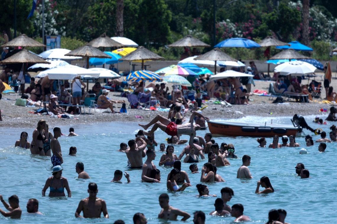 Καύσωνας στην Αττική: Συνωστισμός στις παραλίες λόγω ζέστης
