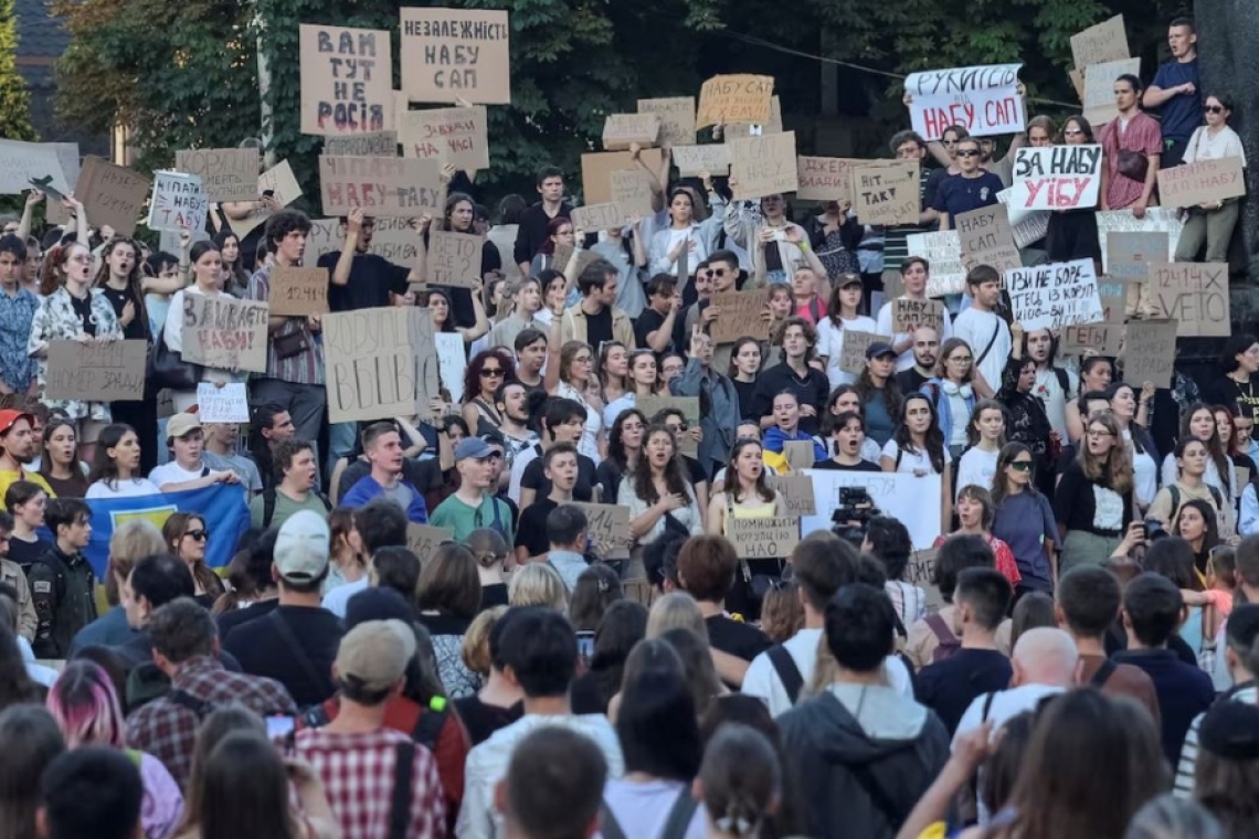 Διαμαρτυρίες στο Κίεβο ενάντια σε νέο νόμο του Ζελένσκι