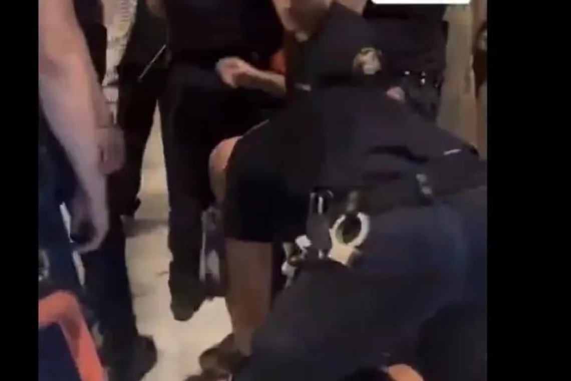 Αστυνομικός σε διαθεσιμότητα για σωματική βλάβη σε διαδηλωτή στο Σύνταγμα