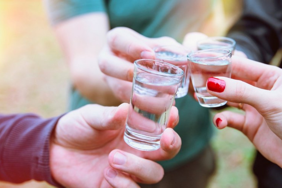 Θεσσαλονίκη: Συλλήψεις μητέρων μετά από κατανάλωση αλκοόλ από 16χρονες