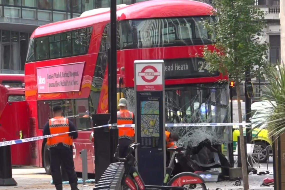 Διώροφο λεωφορείο εμπλέκεται σε σοβαρό ατύχημα στο Λονδίνο
