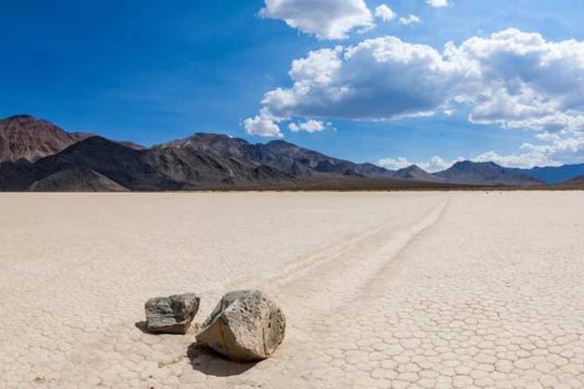Οι «πλεούμενες πέτρες» της Κοιλάδας του Θανάτου: Το μυστήριο που λύθηκε