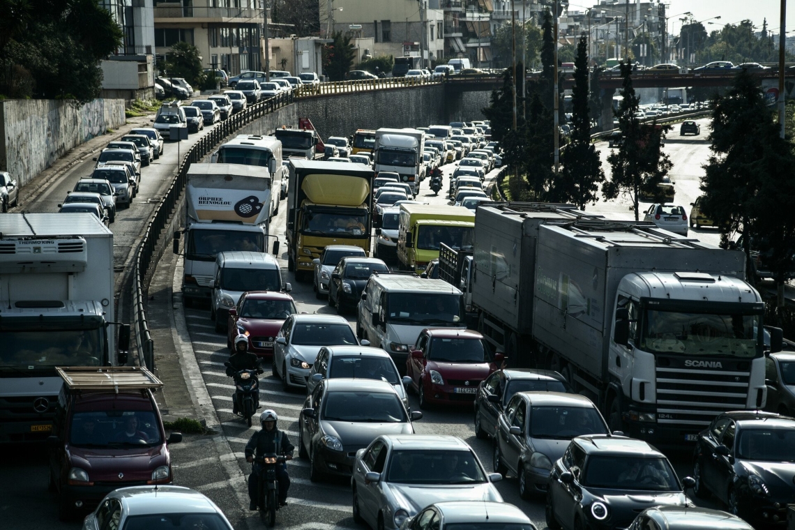 https://www.parapolitika.gr/images/640x360/webp/files/2025-09-20/kinisi-attiki-odos.webp