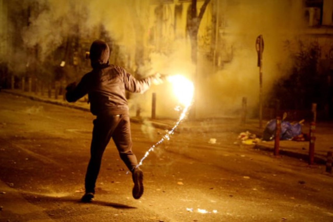 Νύχτα έντασης και επιθέσεων με μολότοφ στα Εξάρχεια