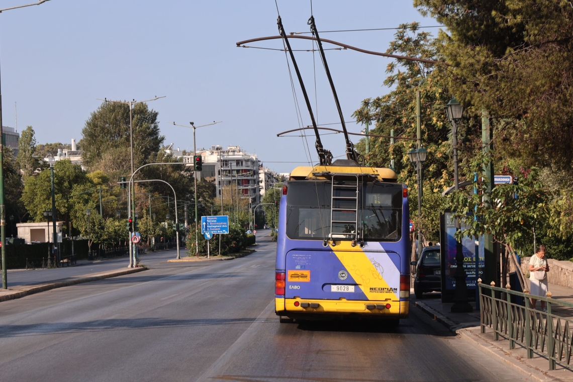 Καβγάς επιβάτη με οδηγό τρόλεϊ οδήγησε σε πρόσκρουση σε κολώνα στην Δραπετσώνα