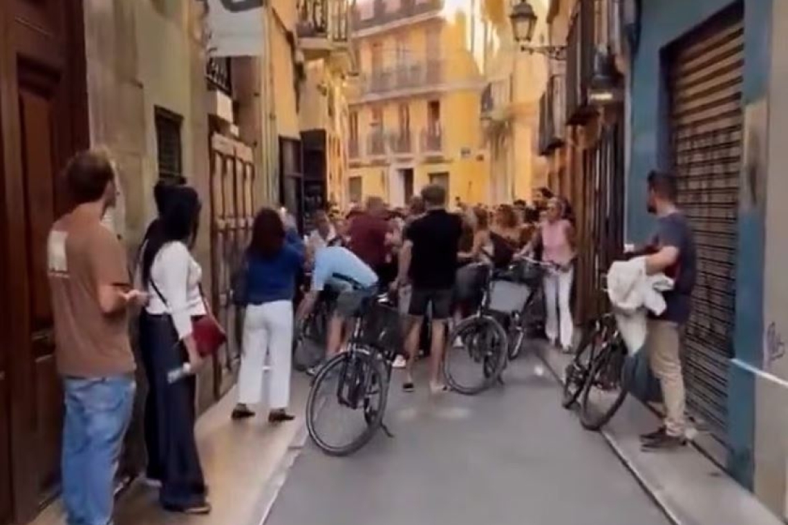 Σύγκρουση κατοίκων της Βαλένθια με Ολλανδούς τουρίστες στην παλιά πόλη