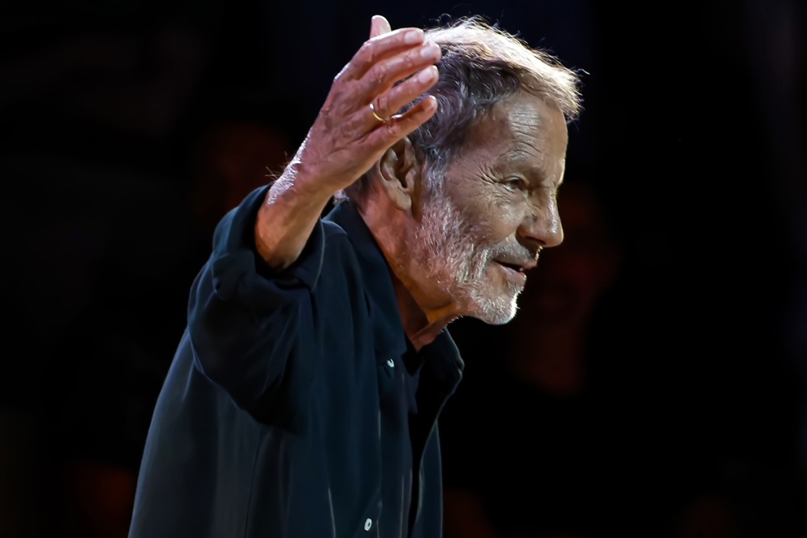 Ο Σταύρος Ξαρχάκος υπερασπίζεται τη διαφορετική φωνή του Διονύση Σαββόπουλου