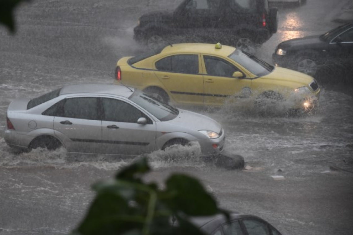 Καιρός: Κακοκαιρία εξπρές με υψηλές θερμοκρασίες, έως 33°C τη Δευτέρα