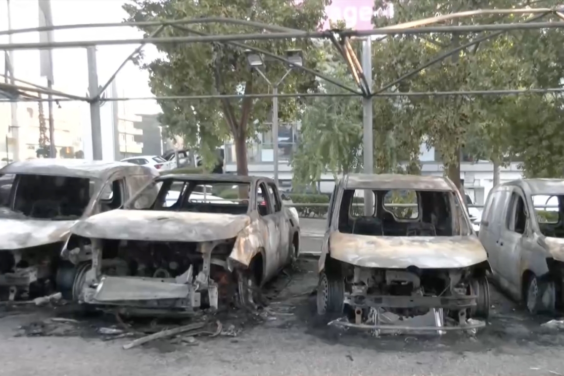 Φωτιά σε έκθεση αυτοκίνητων στη Νέα Φιλαδέλφεια