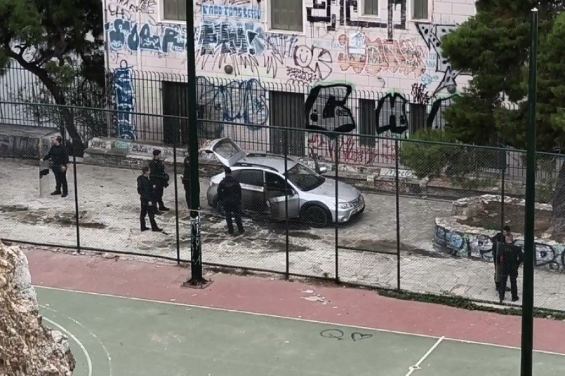 Επίθεση με μολότοφ στον Λόφο Στρέφη: Τραυματίας αστυνομικός της ΟΠΚΕ