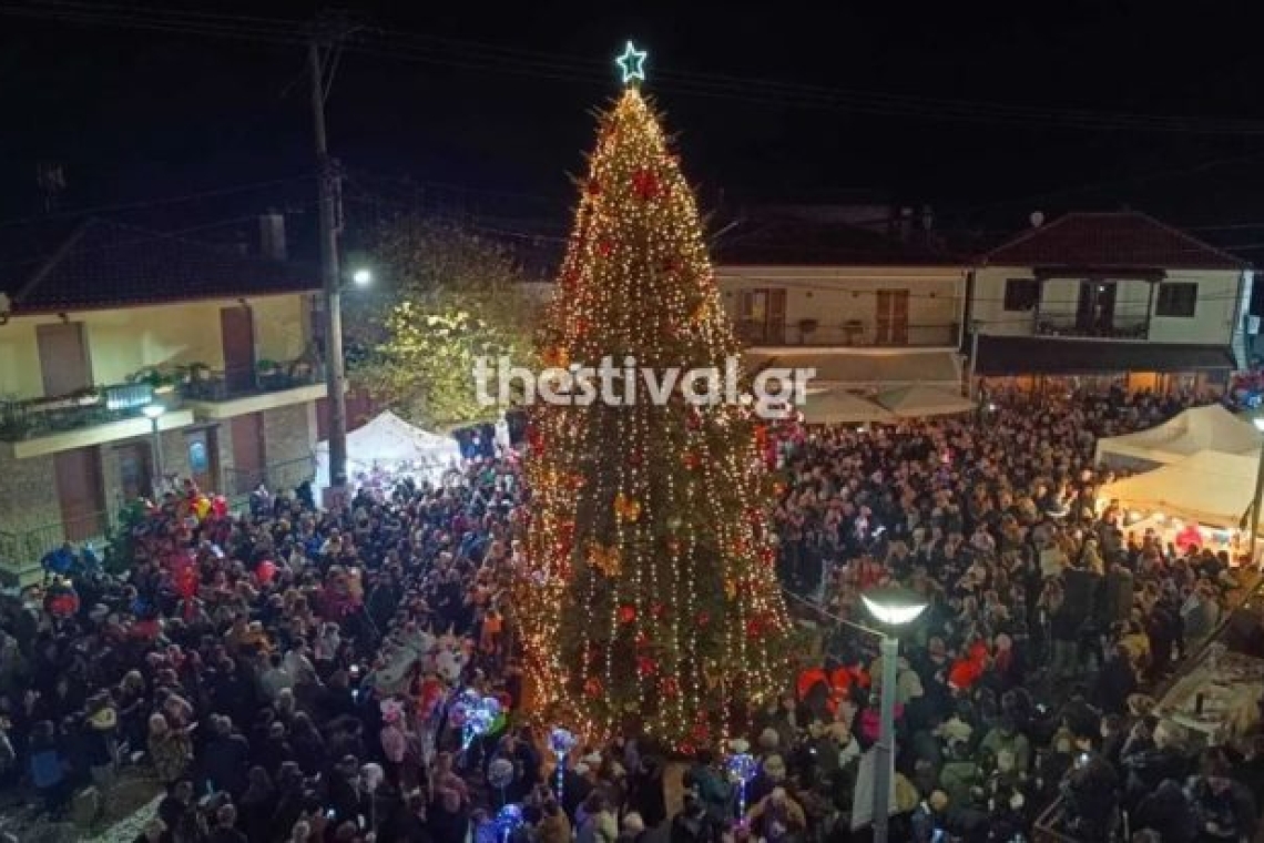 Τα Χριστούγεννα άρχισαν: Ο Ταξιάρχης Χαλκιδικής φωταγωγεί το πρώτο δέντρο