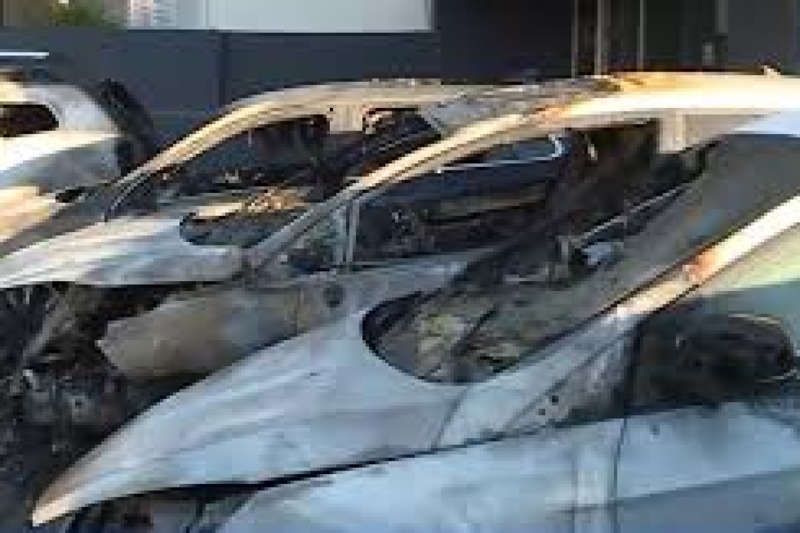 Πυρκαγιά σε αντιπροσωπεία αυτοκινήτων στο Ίλιον