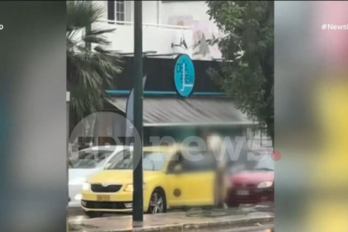 Άγριος καβγάς στην Αθήνα: Οδηγός χτύπησε ταξιτζή μέσα στη βροχή