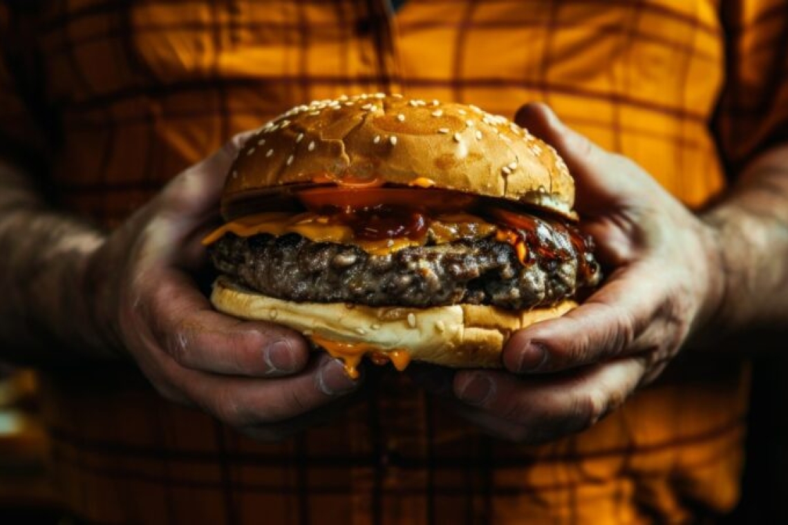 Συγκλονιστική η διάσωση του 22χρονου από ναυαγοσώστη μετά από κατάποση μπέργκερ