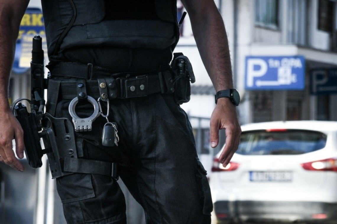 Σύλληψη 34χρονης για κλοπή ρούχων και ηλεκτρονικών συσκευών στην Αττική