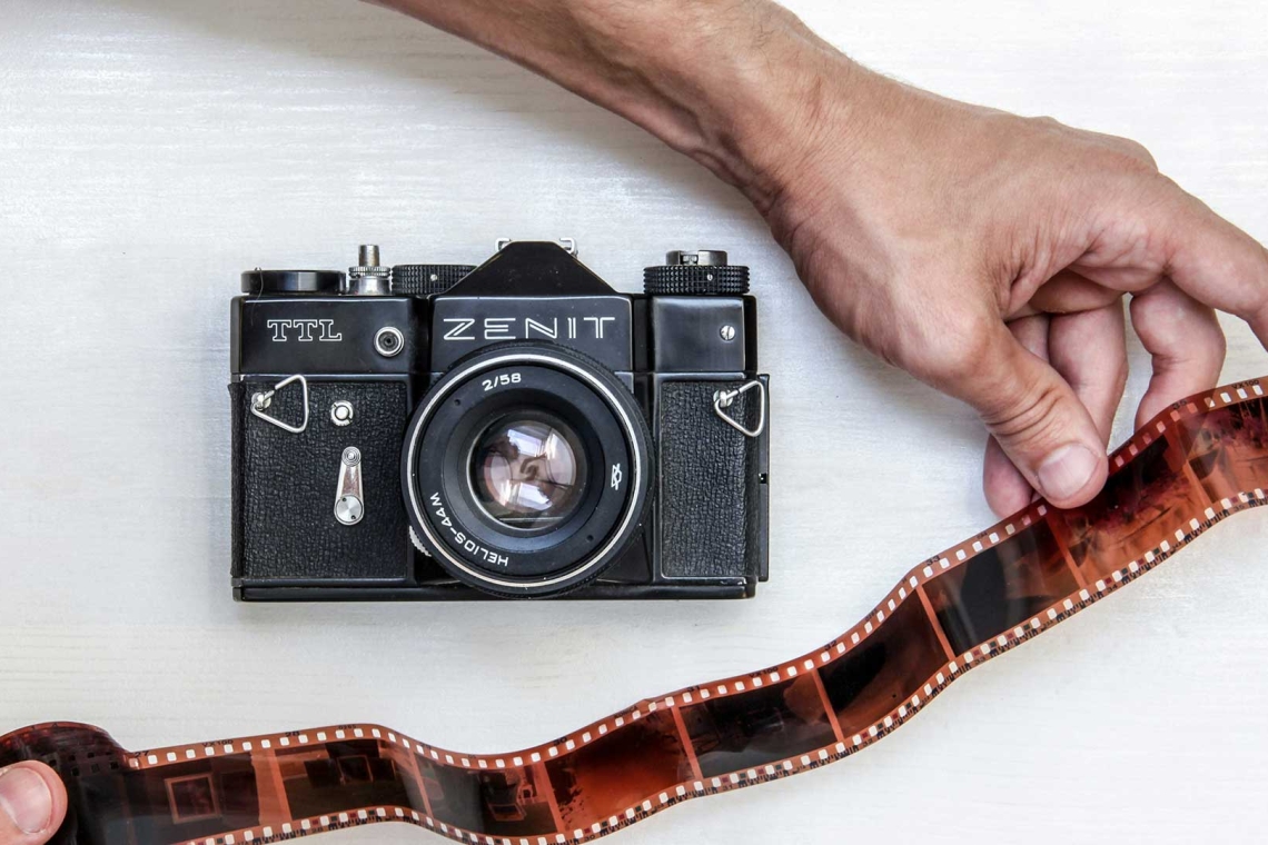 Η επιστροφή των αναλογικών φωτογραφικών μηχανών στα χέρια των νέων