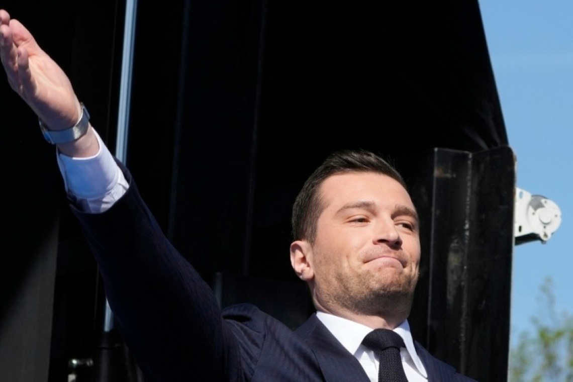 Γαλλία: Επίθεση με αλεύρι στον Ζορντάν Μπαρντελά του Εθνικού Συναγερμού