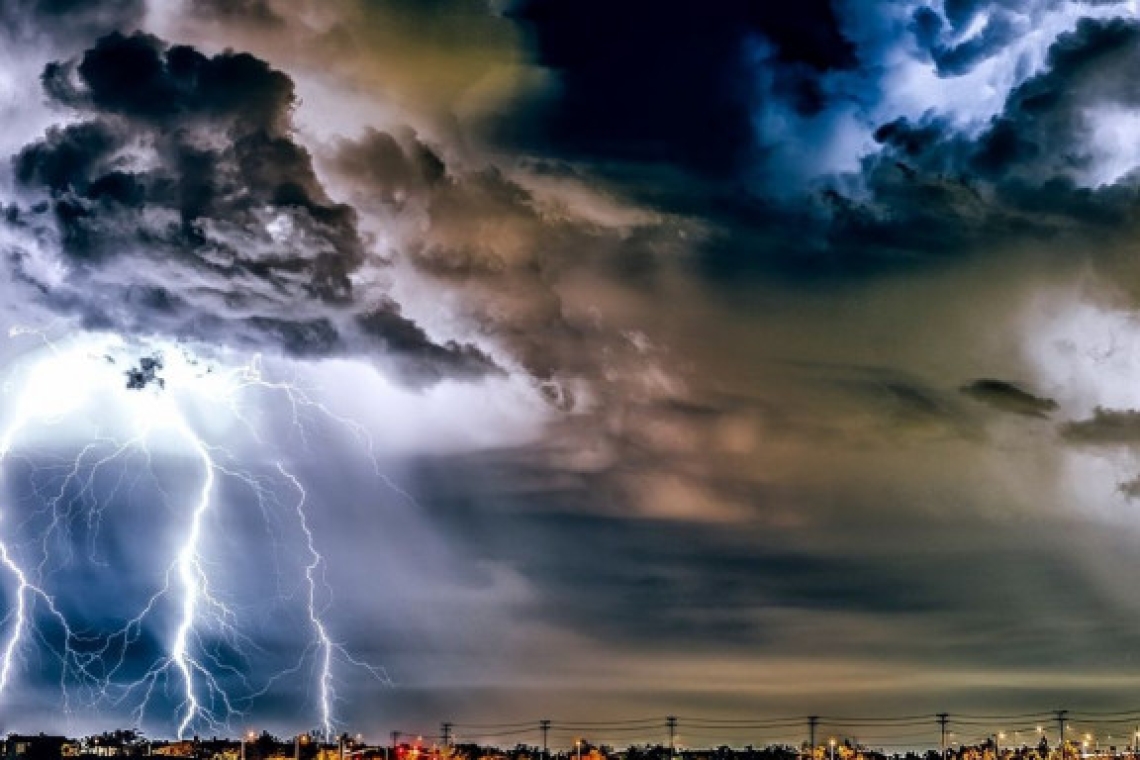 Καιρός: Ισχυρές καταιγίδες και ανέμοι πλήττουν τη δυτική Ελλάδα