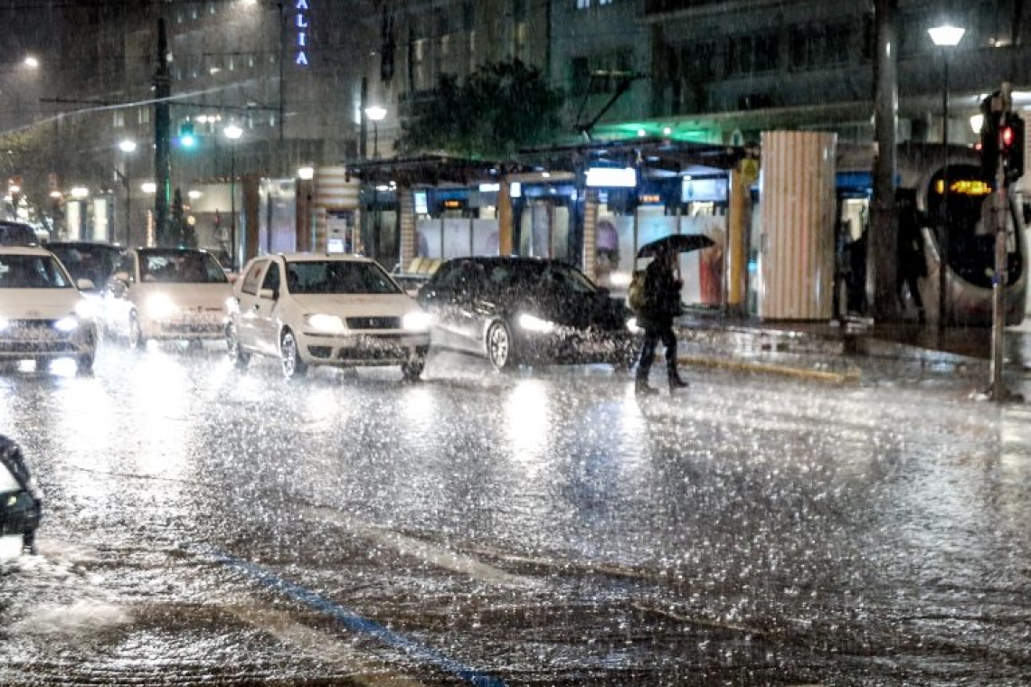 Κακοκαιρία Byron: Ισχυρές βροχές μετατρέπουν την Αττική σε ποτάμι