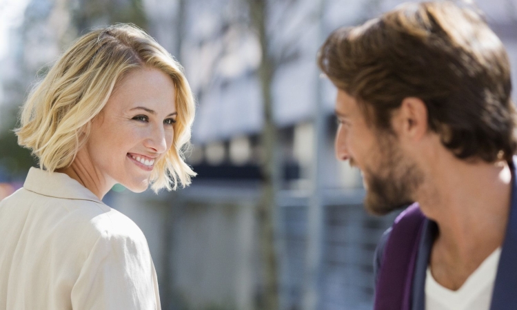 Πώς να προσεγγίσεις μεγαλύτερες και μικρότερες γυναίκες