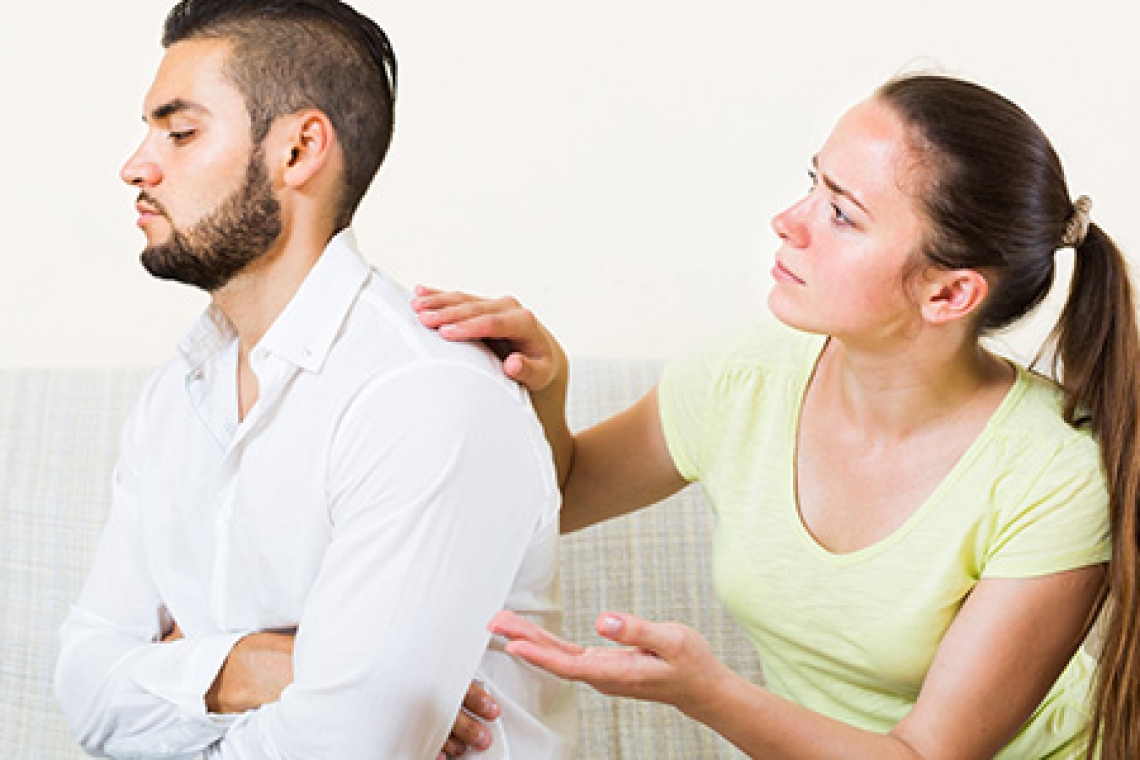 Γιατί θέλουμε κάποιον περισσότερο όταν μας αγνοεί; Η δύναμη της έλλειψης