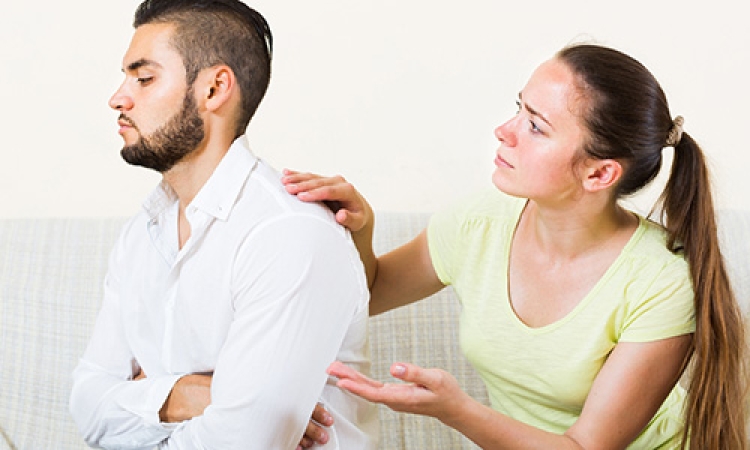 Γιατί θέλουμε κάποιον περισσότερο όταν μας αγνοεί; Η δύναμη της έλλειψης