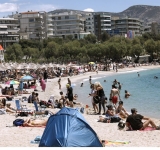 Καλοκαιρινή ζέστη και μαζικές εξορμήσεις στις παραλίες