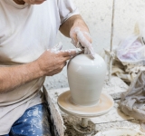 Η κεραμική επιστρέφει δυναμικά: Γιατί μια αρχαία τέχνη κερδίζει ξανά τη σύγχρονη δημιουργία